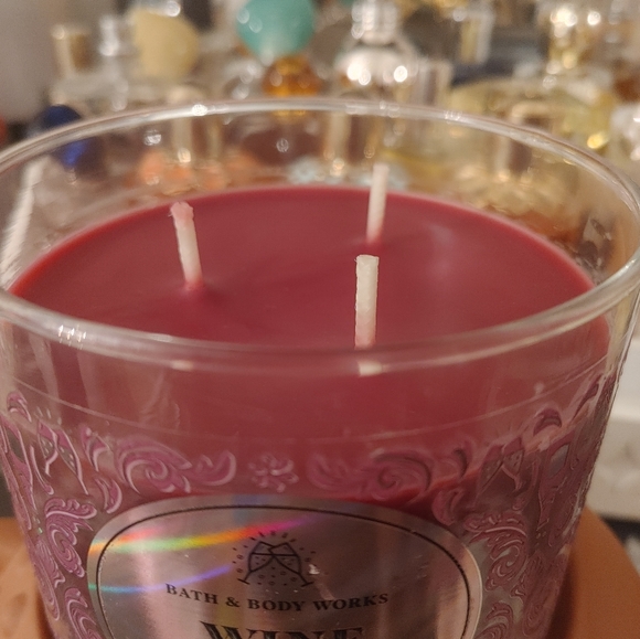BATH & BODY WORKS 3 WICK CANDLE 🍷 WINE CELLAR 🍷 - Picture 2 of 2